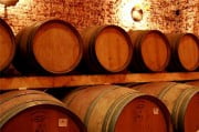Получение вина в деревянных емкостях